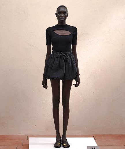 Top nero con oblò